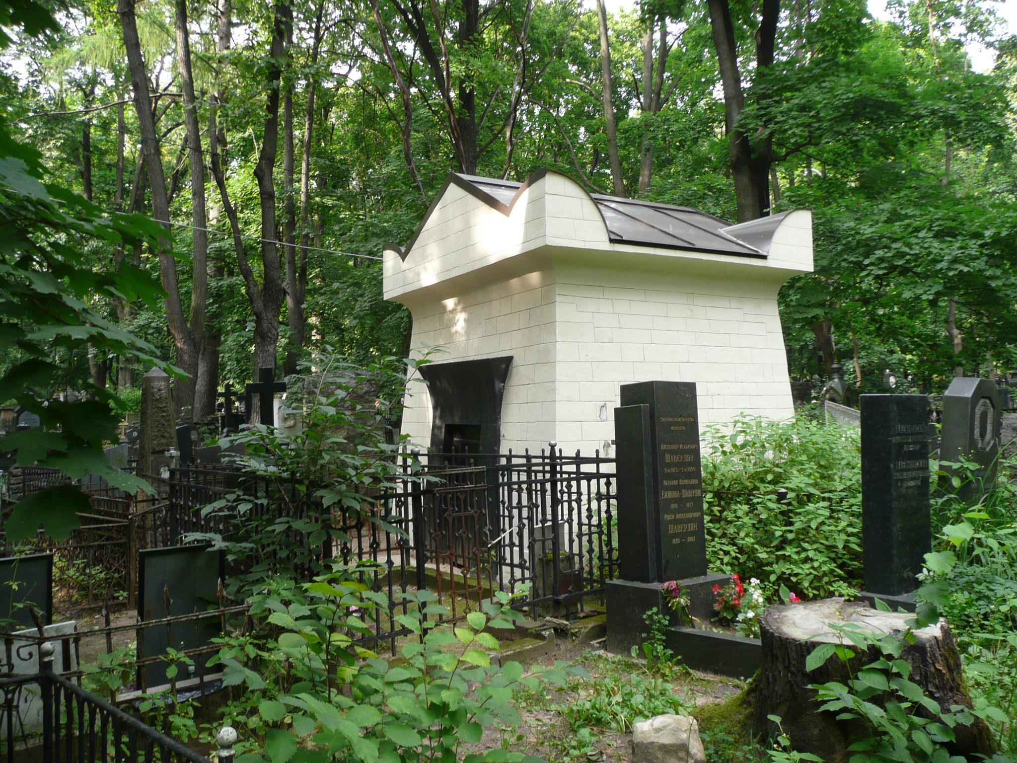 Склепы Введенского кладбища