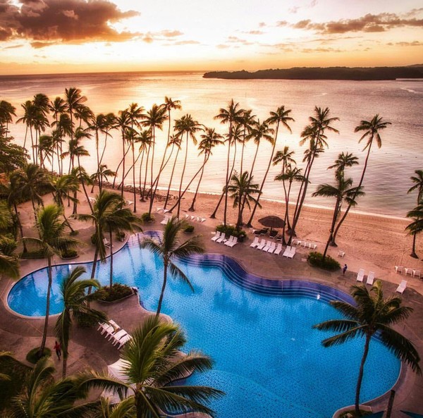 Закат на Фиджи.
Shangri-La’s Fijian Resort and Spaсо сверкающими бассейнами и коттеджами-бурами, окруженный тропическим садом с высокими пальмами, расположен на частном острове Янука, удобно соединенным мостом с главным островом Вити-Леву.