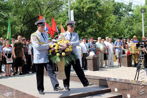 В саратовском Парке Победы на Соколовой горе на мемориал «Землякам, погибшим в локальных войнах» занесены имена сотрудников полиции — старших сержантов Владимира Горскова и Кайрата Рахметова - https://vk.cc/8ewnBe