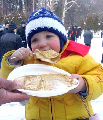 В горло гамбургер не лезет,
От спагетти тошнота,
С маслом блин куда полезней
Для души и живота.