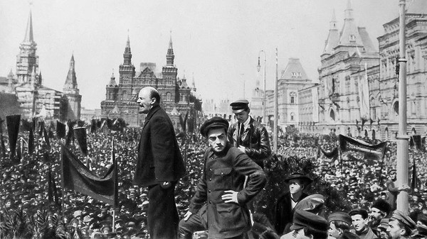 Ленин произносит речь в Москве на Красной площади (с Лобного места) на открытии временного памятника Степану Разину. 1 мая 1919 года