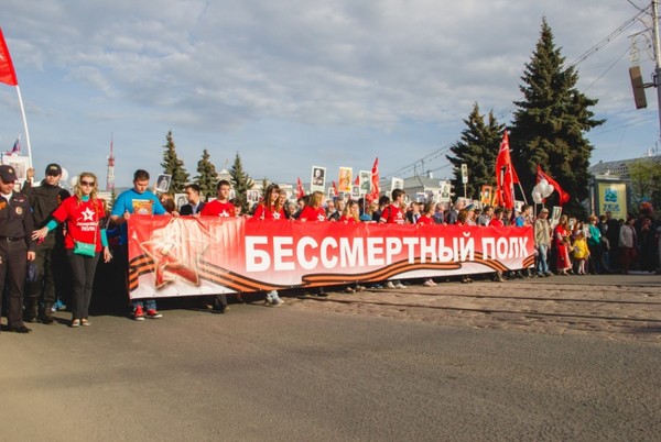 Акция «Бессмертный полк»
В этом году вся Россия отмечает знаменательную дату – 70-летие Победы в Великой Отечественной войне. Каждая семья несет свою персональную память о войне, поэтому личная ответственность каждого - хранить эти имена из поколения в поколение, помнить тех, кто подарил нам мирное небо.
Насколько масштабным будет шествие «Бессмертного полка» на митинге 9 мая - присоединяйтесь к Всероссийской акции "Бессмертный полк"! 
Приглашаем всех, кому дорога память о фронтовиках-победителях, сформировать наш, каширский "Бессмертный полк". Для участия в акции необходимо изготовить на держателе транспарант/штендер из плотного картона, на котором разместить отсканированную фотографию своего солдата войны (форматом не менее А4) с указанием фамилии, имени, отчества и воинского звания, и в День Победы пройти с ним в парадных шествиях. Если в вашем фотоальбоме не сохранились фотографии фронтовика, можно сделать штендер, на котором будет написано имя, фамилия, отчество и его воинское звание. Записываться заранее не нужно, главное - прийти с портретом фронтовика на построение.
Построения Бессмертного полка: с 8:00 до 08:45 часов г. Кашира-2, ул. Вахрушева у д. 4 – 12, с 11:30 до 11:45 п. Зендиково (автостоянка по правой стороне автомобильной трассы - за 200 м от мемориала).
«Бессмертный полк своей главной задачей считает сохранение в каждой семье личной памяти о поколении Великой Отечественной войны. Участие в Бессмертном полку подразумевает, что каждый кто помнит и чтит своего родственника - ветерана армии и флота, партизана, подпольщика, бойца Сопротивления, труженика тыла, узника концлагеря, блокадника, ребенка войны, 9 Мая выходит на улицы города с его фотографией, чтобы принять участие в параде в колонне Бессмертного полка, либо самостоятельно отдать дань памяти, принеся транспарант с портретом или фотографию к Вечному огню, иному памятному месту» - из Устава Бессмертного полка.
Удивительная вещь человеческая память! - иногда мы помним то, что никогда не видели и не знали... Мы не мёрзли в окопах, не отогревали руки раскалёнными снарядами, не месили сапогами грязь фронтовых дорог, не спасались от бомбёжек, не теряли в бою самых верных товарищей... Но - мы помним! ...Помним, каким страшным испытанием стала для нашего города война! Из Каширского района на фронт было призвано более 20 тысяч человек, многие ушли на фронт добровольцами. С полей сражений не вернулись тысячи каширян. 
Если мы помним свою историю, чтим подвиги наших близких и родных, то принять участие в акции – долг каждого человека. Не оставайтесь равнодушными!