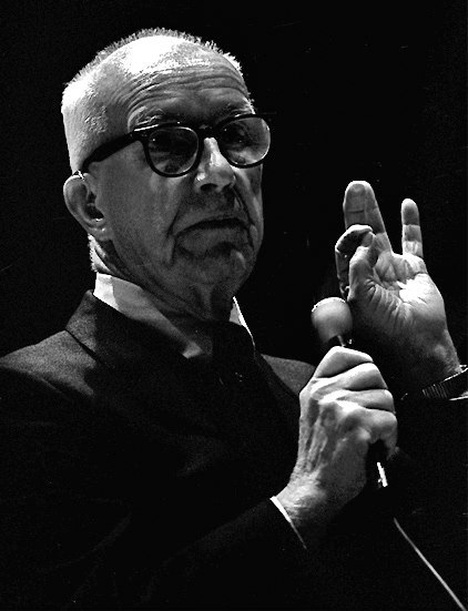 Ричард Бакминстер Фуллер (Richard Buckminster Fuller). Изобретатель, инженер, конструктор. Популяризовал конструкцию геодезического купола.