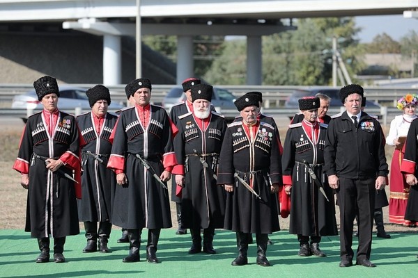 2020

Памятник «Казакам-черноморцам» открыли в Динском районе

Митрополит Екатеринодарский и Кубанский Павел провел обряд освещения памятника.

«Казак должен быть православным, а святость должна стать национальной идей. Мы откроем памятник, освятим место и призовем благодать на землю кубанскую», — сказал митрополит.

Глава региона отметил, что этот памятник – один из символов современного казачества, а его открытие – дань уважения казакам-черноморцам, основателям кубанской земли.

– Сегодня на наших плечах ответственность за развитие казачества. А значит, за его будущее. Казаки должны всегда оставаться опорой страны, ее защитой и гордостью. Должны быть достойны славы наших предков. Мы не откажемся от своих традиций и православной веры. Не предадим память, тех, кто ценой собственной жизни подарил нам эту прекрасную землю, нашу Кубань, – сказал губернатор и поздравил казаков с годовщиной образования Кубанского казачьего войска и праздником Покрова Пресвятой Богородицы.

Памятник «Казакам-черноморцам» представляет скульптуру первого кошевого атамана Черноморского казачьего войска Захария Чепеги, воздвигнут на въезде в станицу Динскую. Он олицетворяет первых казаков-основателей городов и станиц на Кубани и создан по проекту скульптора Николая Раськова.

Постамент казака на коне установлен на земельном кургане. Для изготовления монумента было использовано около шести тонн бронзы и более тысячи кубометров земли. Общая высота памятника составляет 12,9 м., рассказали в пресс-службе администрации края.