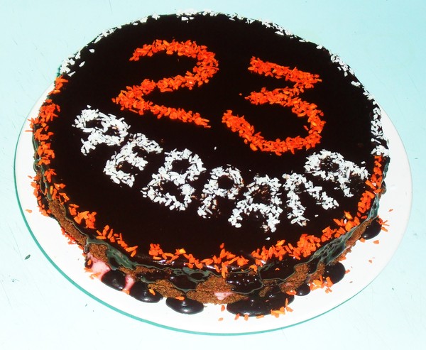 Надписи на торт на 23. Украшение торта на 23. Бисквитный торт на 23 февраля. Украшение торта на 23 февраля. Простой торт на 23 февраля.