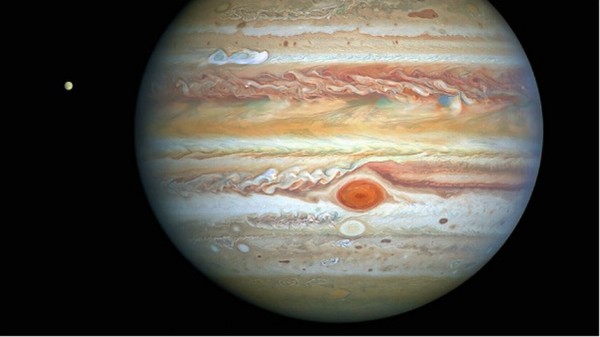 ~☀ Новости космоса. ВЕЛИКОЕ СОЕДИНЕНИЕ  Юпитера и Сатурна.

21 декабря 2020 года землян ожидает очень эффектное, так называемое Великое соединение Юпитера и Сатурна. Планеты будет разделять всего 6 угловых минут. Для понимания, насколько это близко: видимый диаметр полной Луны составляет 30 угловых минут.
Соединением планет в астрономии называется момент их визуального сближения на небесной сфере для наблюдателя, при этом между планетами может быть огромное расстояние.
Реально же Юпитер и Сатурн будут друг от друга на расстоянии около пяти астрономических единиц, то есть 750 миллионов километров. На небе две самые большие планеты Солнечной системы будут невооруженным глазом восприниматься как яркая двойная звезда.
Уникальность этого события в том, что ранее аналогичное сближение двух планет-гигантов произошло 4 марта 1226 года (расстояние между планетами было 3,5 угловых минуты).
В следующий раз сближение произойдет 15 марта 2080 года – планеты будут разделять те же 6 угловых минут.
Яркость Юпитера в момент события будет минус 1,9 звездной величины, Сатурна - плюс 0,8. Для широты Москвы, рассказал собеседник агентства, заход Солнца 21 декабря произойдет в 15.57, навигационные сумерки наступят в 17.33. Наблюдать Юпитер-Сатурн можно после 17.35. В это время пара будет на высоте всего лишь пяти градусов над горизонтом и зайдет за горизонт в 18.30. То есть наблюдать соединение можно будет в течение всего лишь получаса. В Крыму и других южных регионах планеты будут выше над горизонтом, их можно будет видеть в течение часа.
Астроном советует наблюдать соединение в оптический прибор. В телескоп можно будет увидеть спутники планет и кольца Сатурна. В бинокль, кроме ярких планет-гигантов, можно будет увидеть самые крупные спутники Юпитера - Ио, Каллисто, Ганимед и Европа. Искать планеты следует на юго-западе, сказал Якушечкин, важно, чтобы небо было безоблачным. Он напомнил, что соединение планет произойдет в момент зимнего солнцестояния, продолжительность дня будет самой короткой именно 21 декабря.