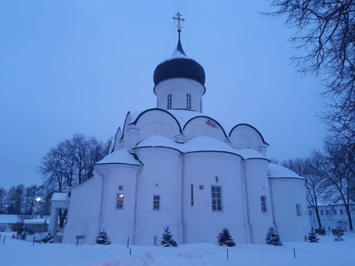 Успенский храм в Дмитрове зимой