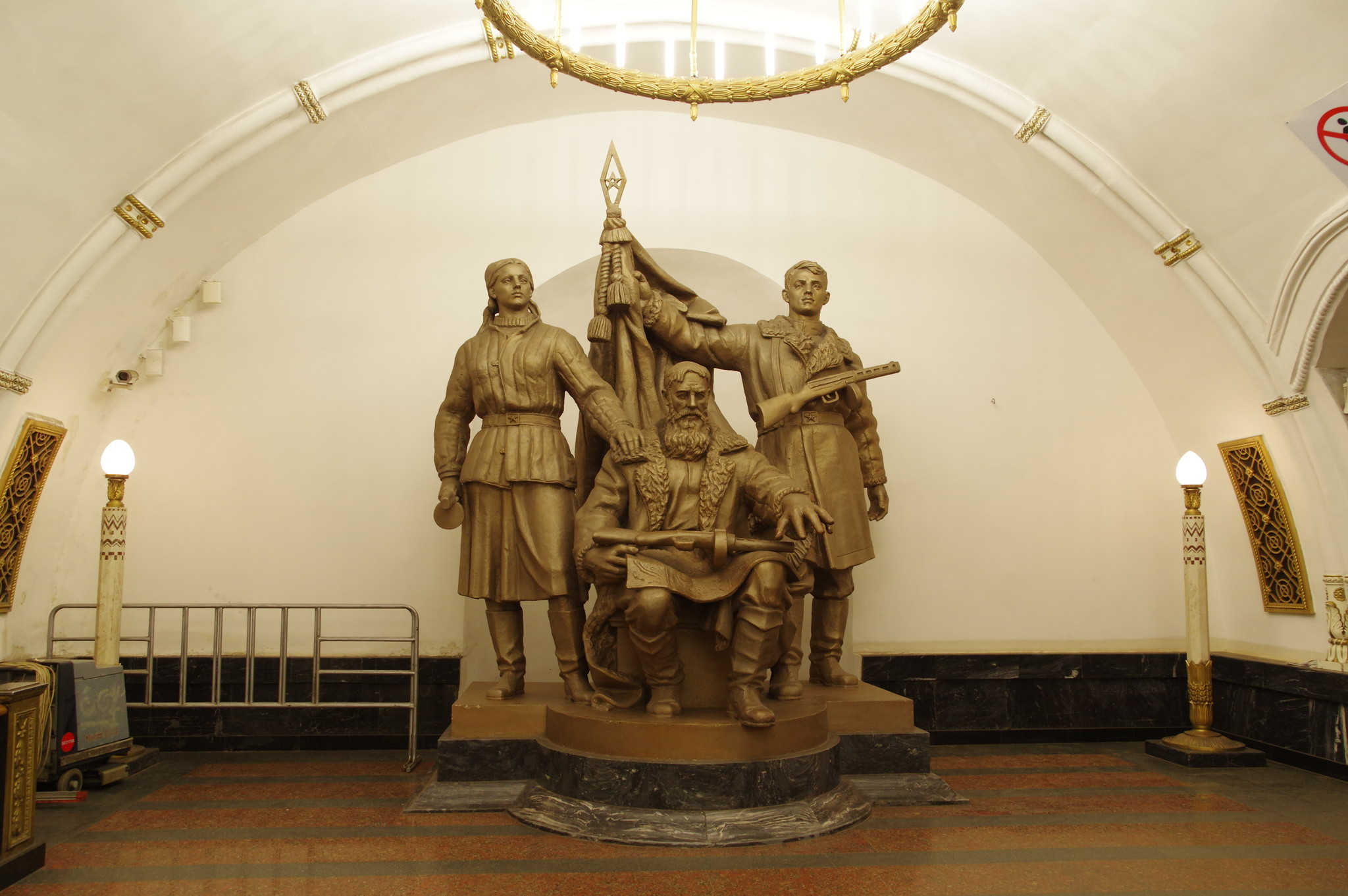 Москва станция метро белорусская скульптура Партизаны