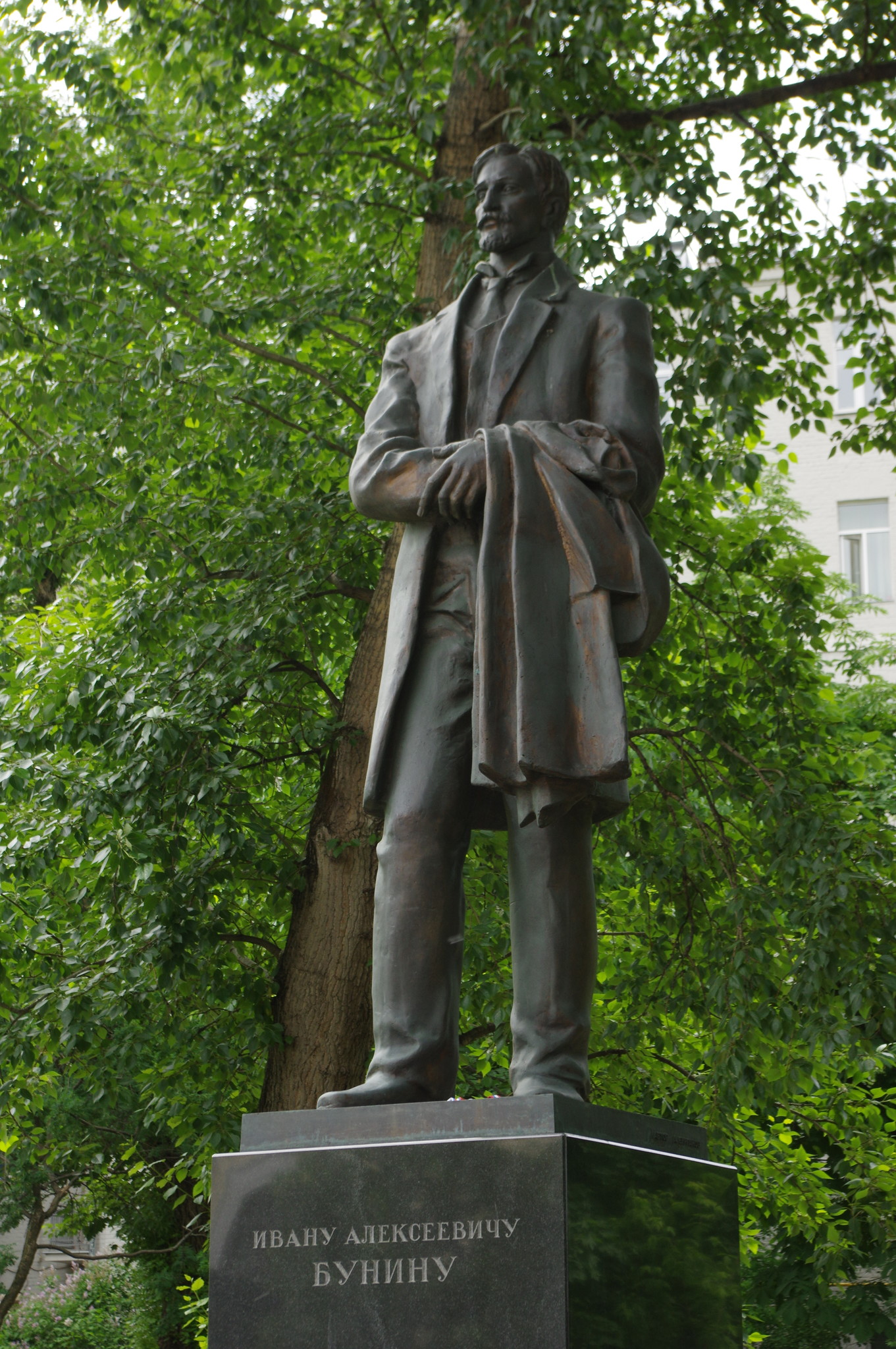 Памятники великих писателей. Памятник Бунину в Москве на поварской улице. Памятники Бунина в Москве.