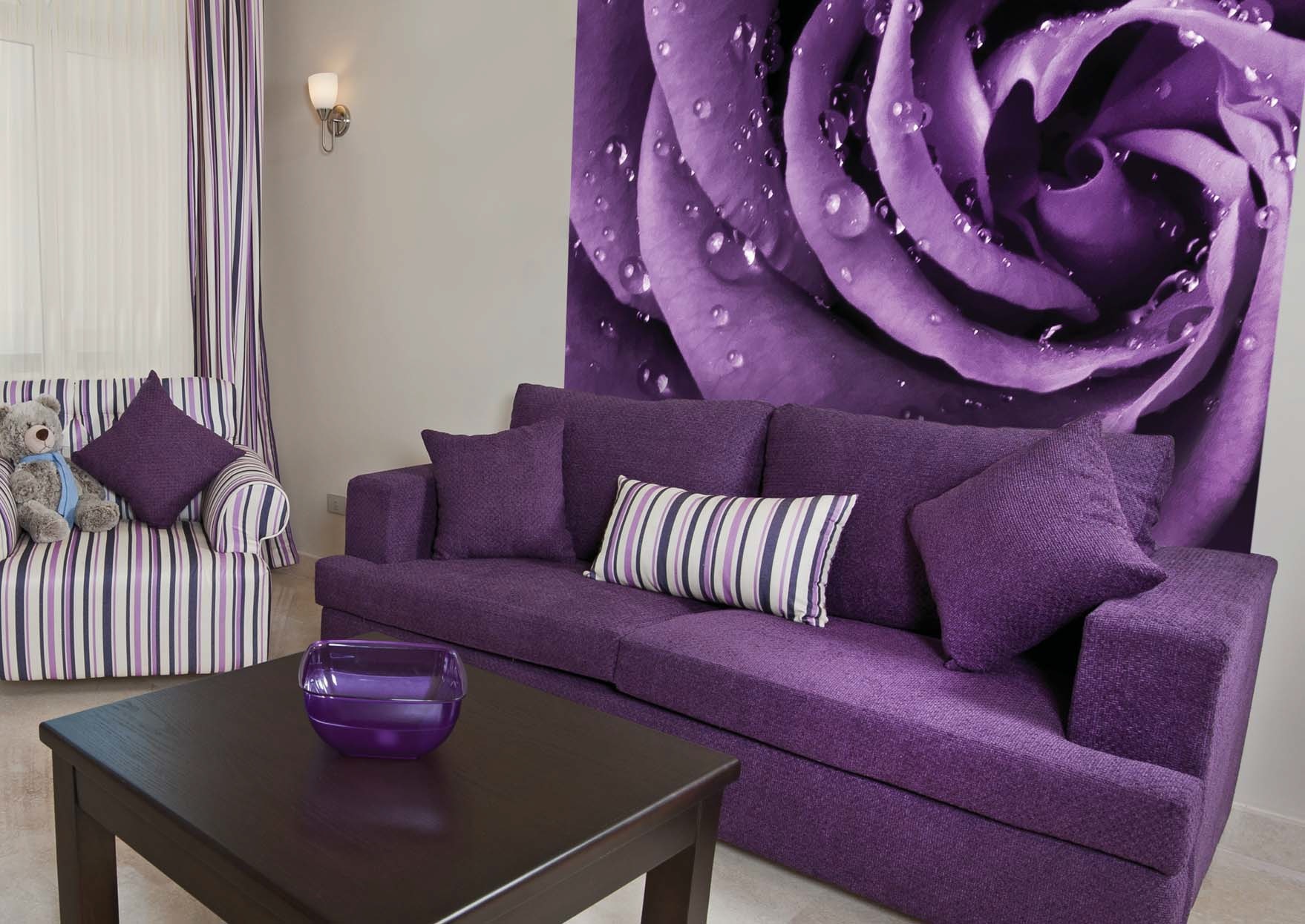 диван в фиолетовых тонах